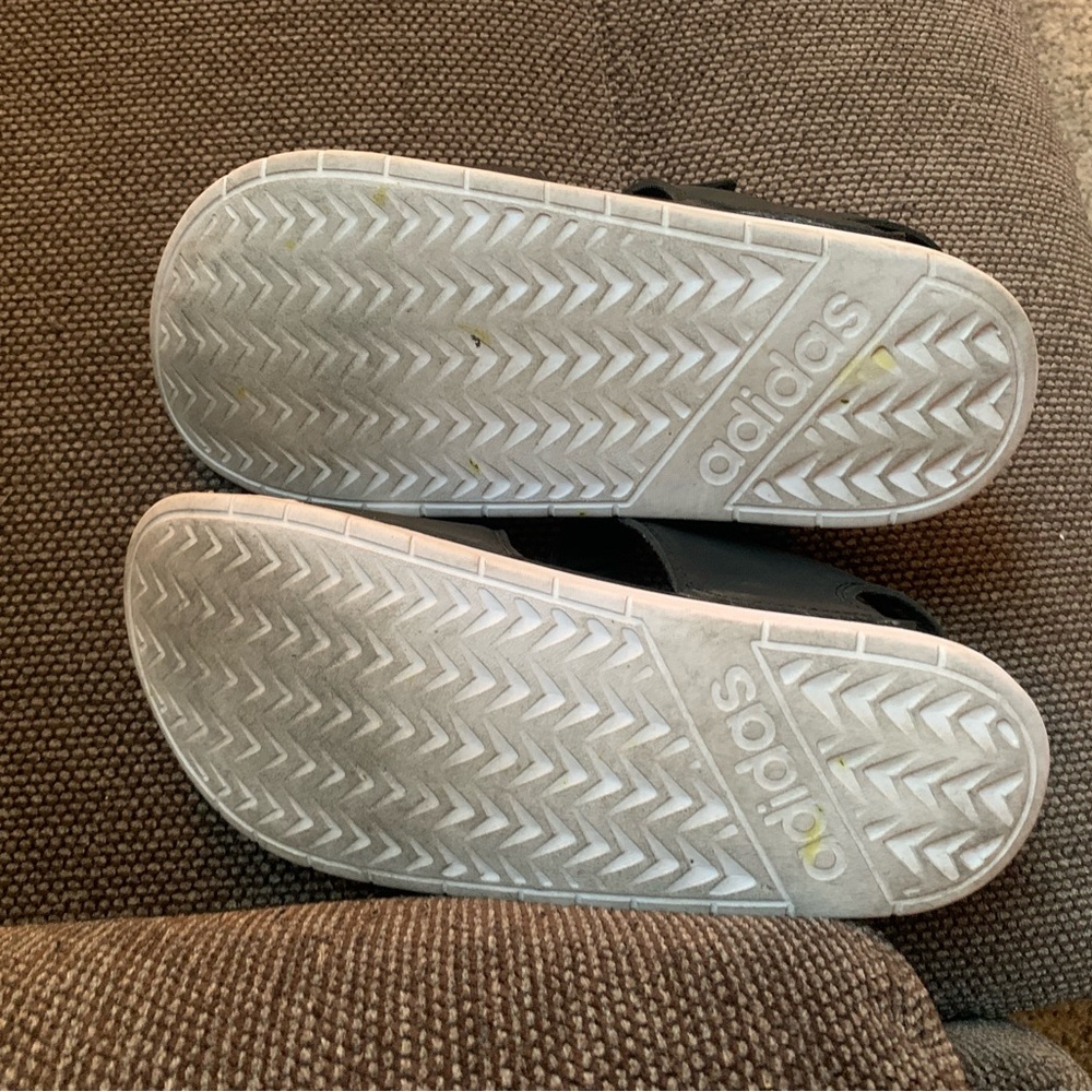 Womens adidas size nine sandals - Picture 2 of 3